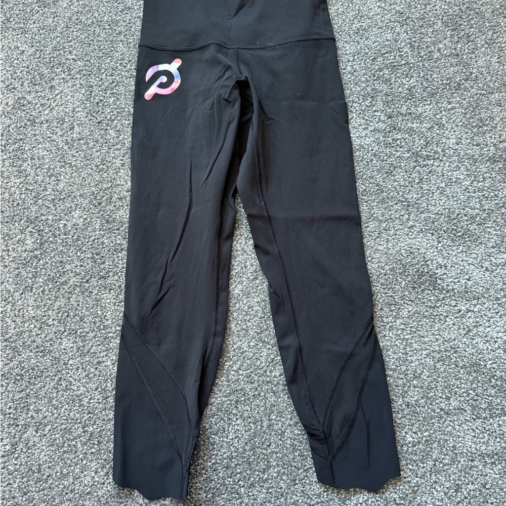 Black Lululemon x Peloton reversible scallop Leggings size 4